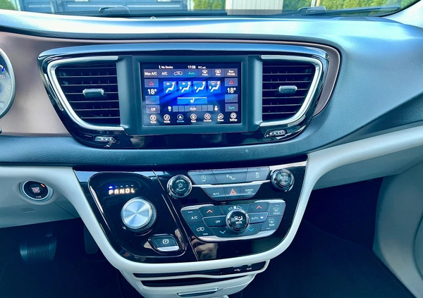 Chrysler Pacifica cena 86900 przebieg: 232231, rok produkcji 2018 z Czarne małe 781